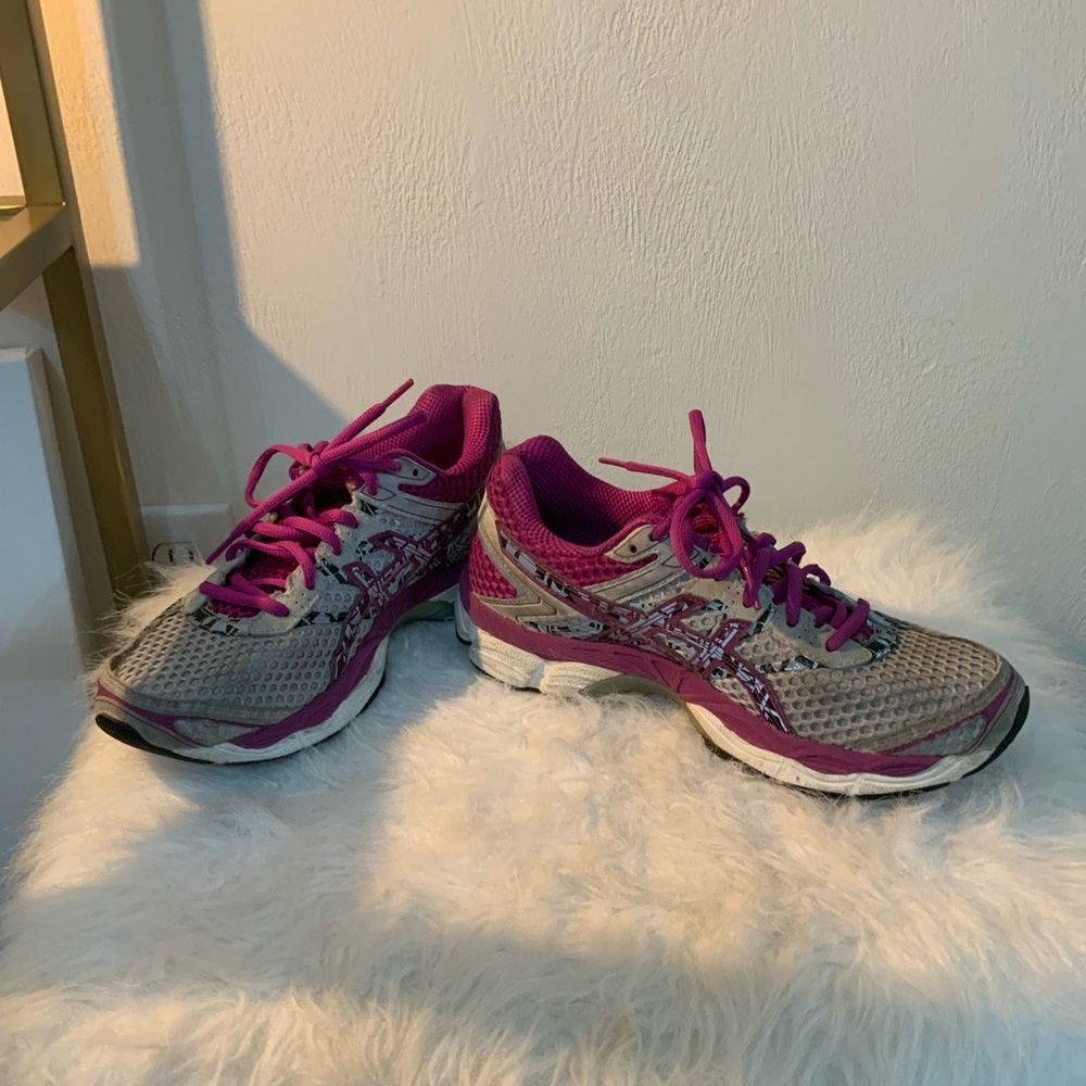 Tennis shoes
